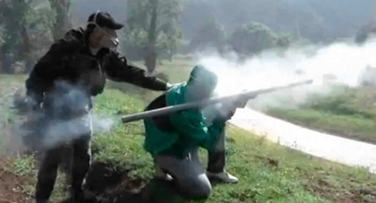 Una de las escenas más recordadas de los enfrentamientos de los mineros con la guardia civil, el de los artilugios caseros que construían para defenderse.