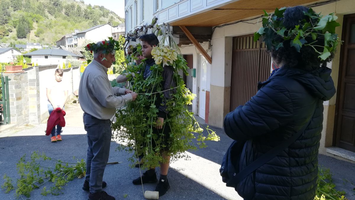 El atuendo de los 'maios' se pone a primera hora antes de su salida por las calles. | M.I. El atuendo de los 'maios' se pone a primera hora antes de su salida por las calles. | M.I.