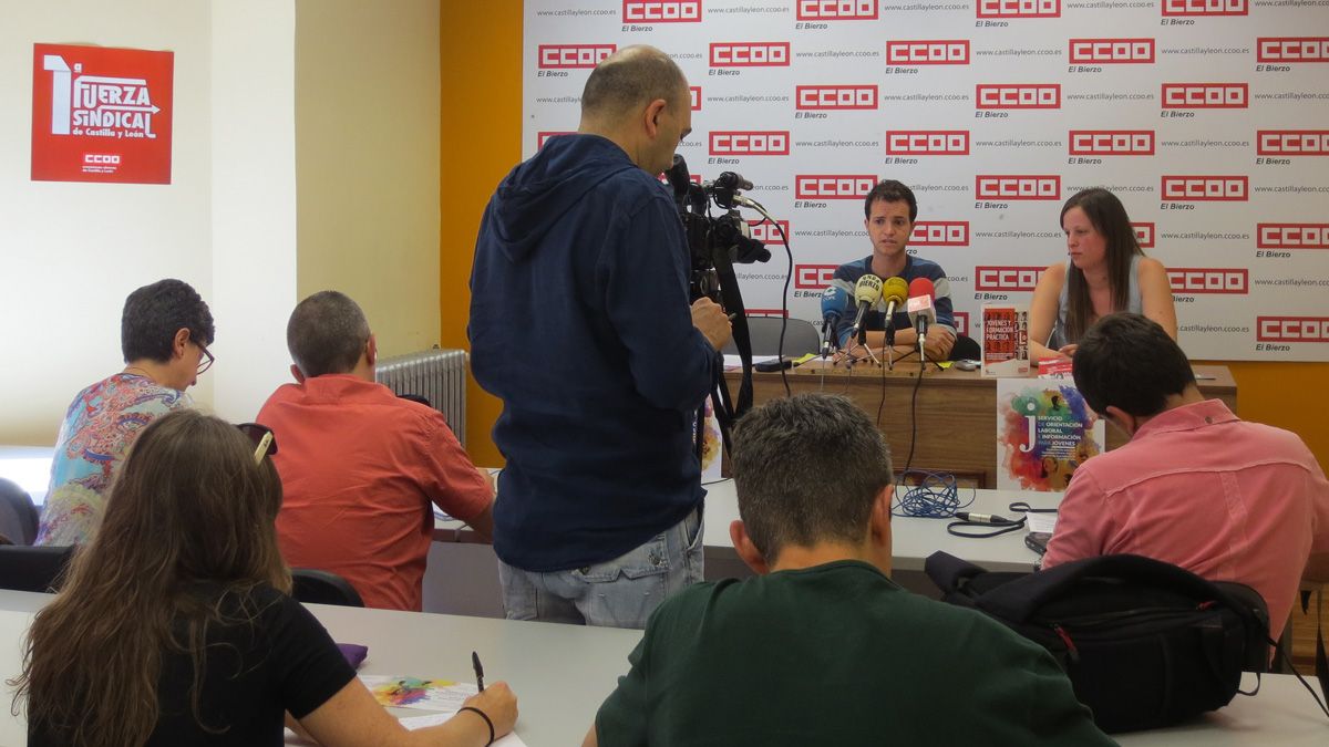 Rueda de prensa de los responsables de Juventud de CCOO en Ponferrada. | L. N. C.