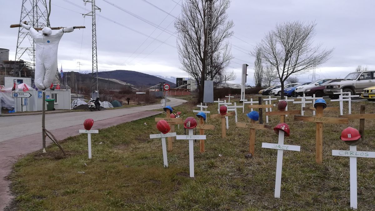 La visión de las cruces por los despedidos incomoda a la eléctrica, según los auxiliares. | M.I.