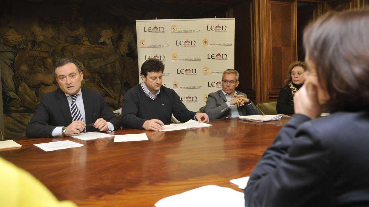 Momentos antes de empezar la asamblea con el secretario de organización del PSOE, Óscar Álvarez, a la derecha. | L.N.C.