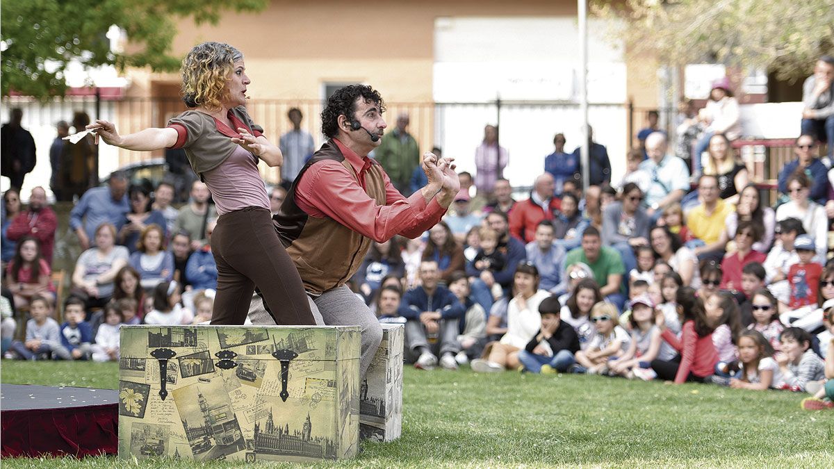 Los extremeños Circo Baya con su espectáculo ‘El viaje de Miércoles’, en el parque de Villaobispo.