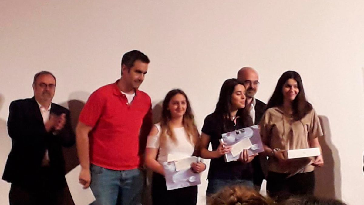 Las alumnas y su profesor recogiendo el premio. | R.A.