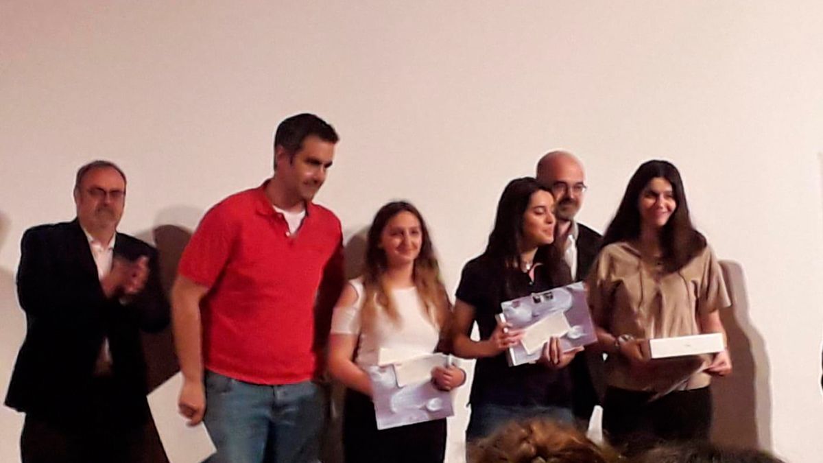 Las alumnas y su profesor recogiendo el premio. | R.A. Las alumnas y su profesor recogiendo el premio. | R.A.