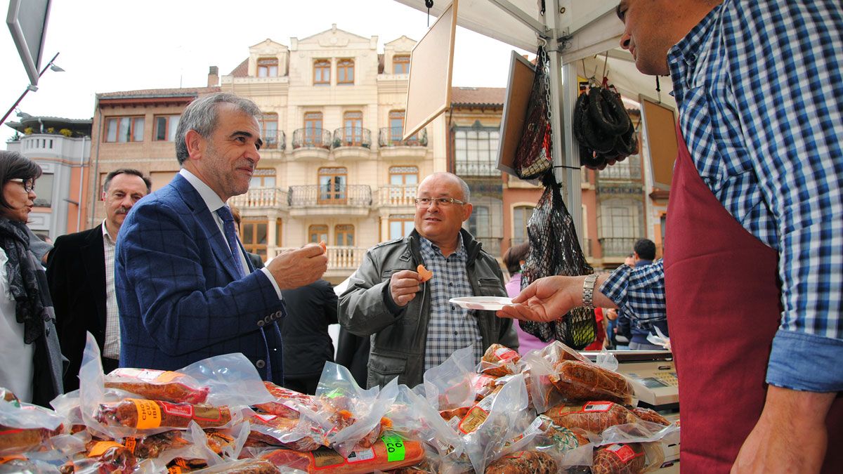 La Feria del Chorizo congrega a cientos de personas cada año. | ABAJO