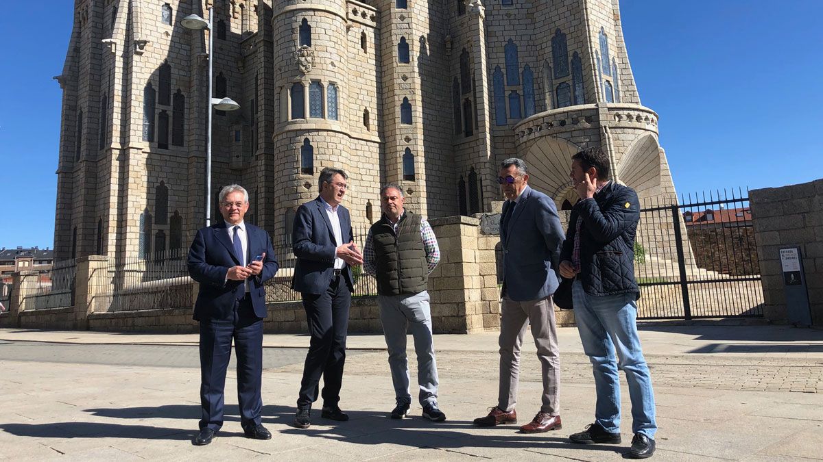 Una imagen del candidato del PP de Astorga con Majo y otros miembros del partido. | P.F.