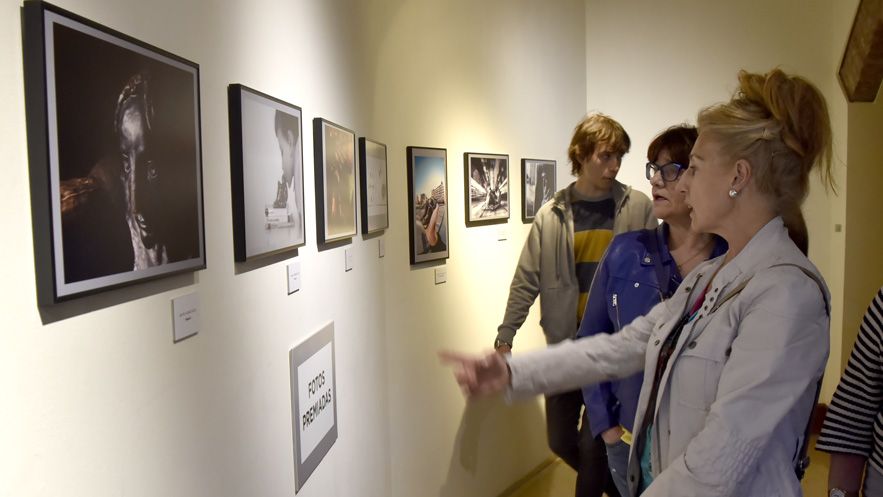 Casa Botines acoge la exposición ‘La Negrilla, 10 años de vida’. | SAÚL ARÉN