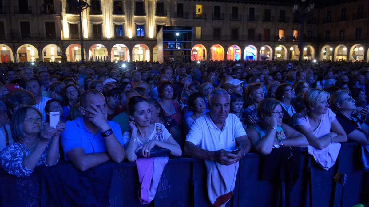 La plaza Mayor se viene llenando de espectadores para disfrutar de los conciertos gratuitos durante las fiestas de San Juan y San Pedro. | MAURICIO PEÑA