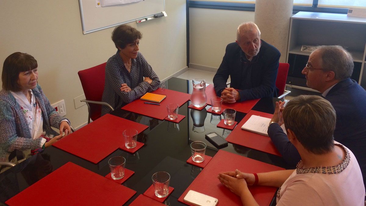 Reunión del candidato socialista a la alcaldía de Ponferrada, Olegario Ramón, y el director de Ciuden, Arsenio Terrón.