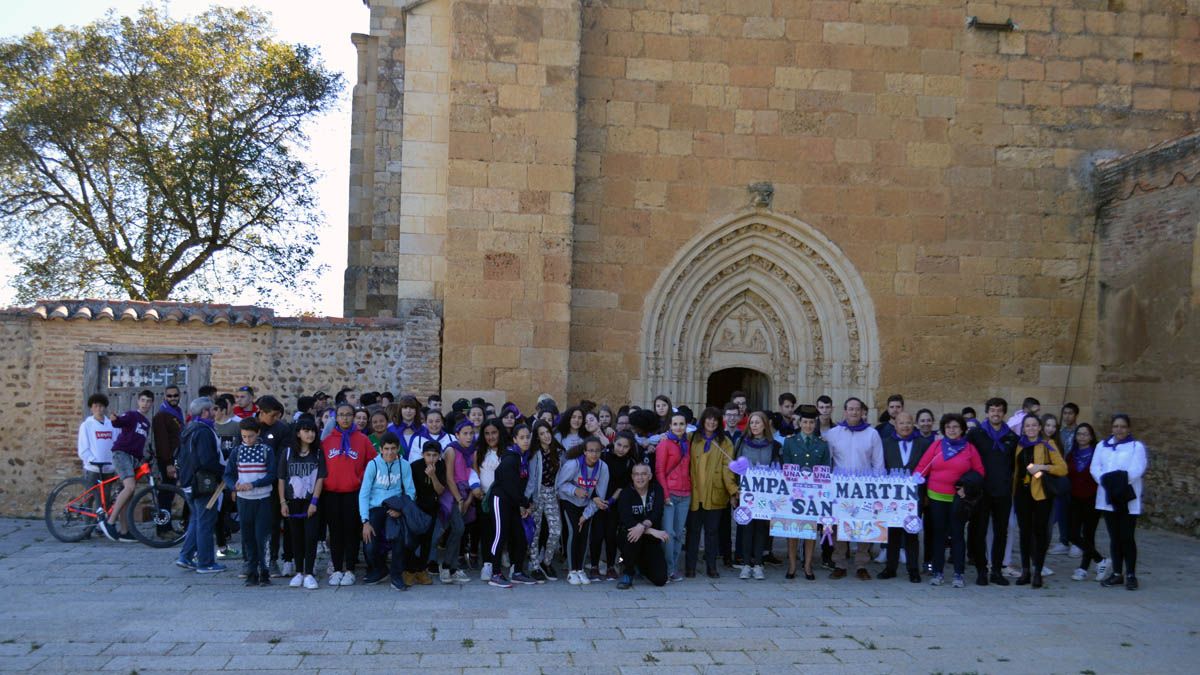 Foto de familia de los participantes en la jornada de convivencia contra la violencia de género en el Monasterio de Sandoval. | L.N.C.