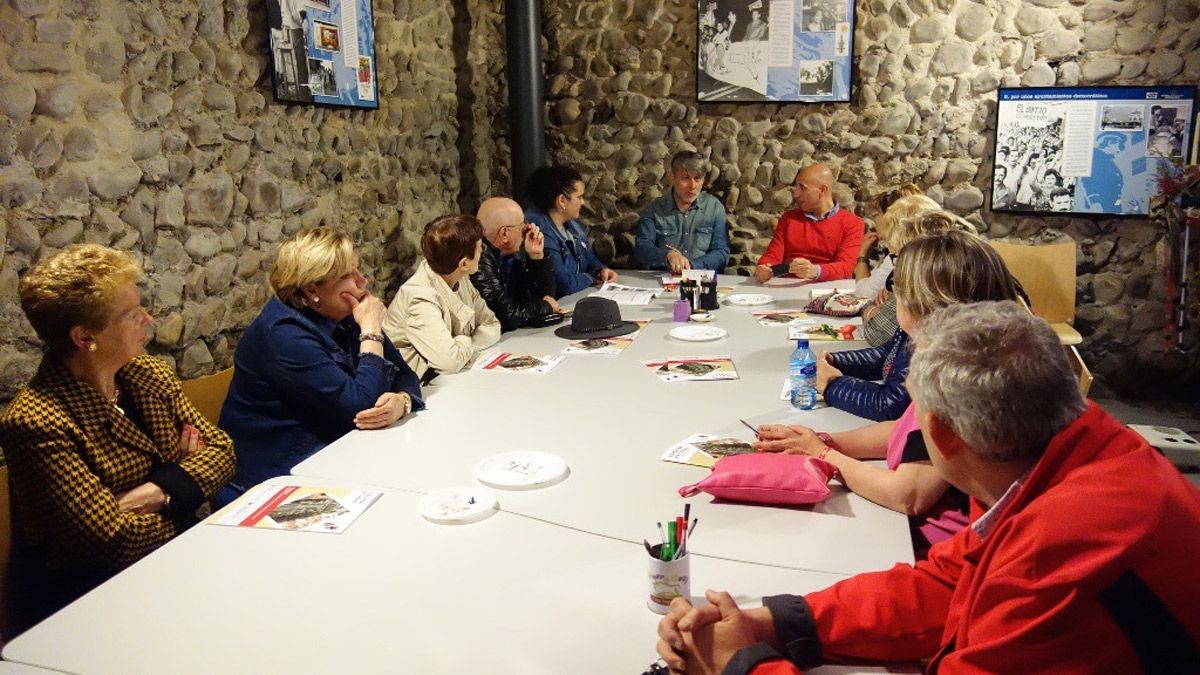 Reunión de los socialistas leoneses con las asociaciones de vecinos. | L.N.C.