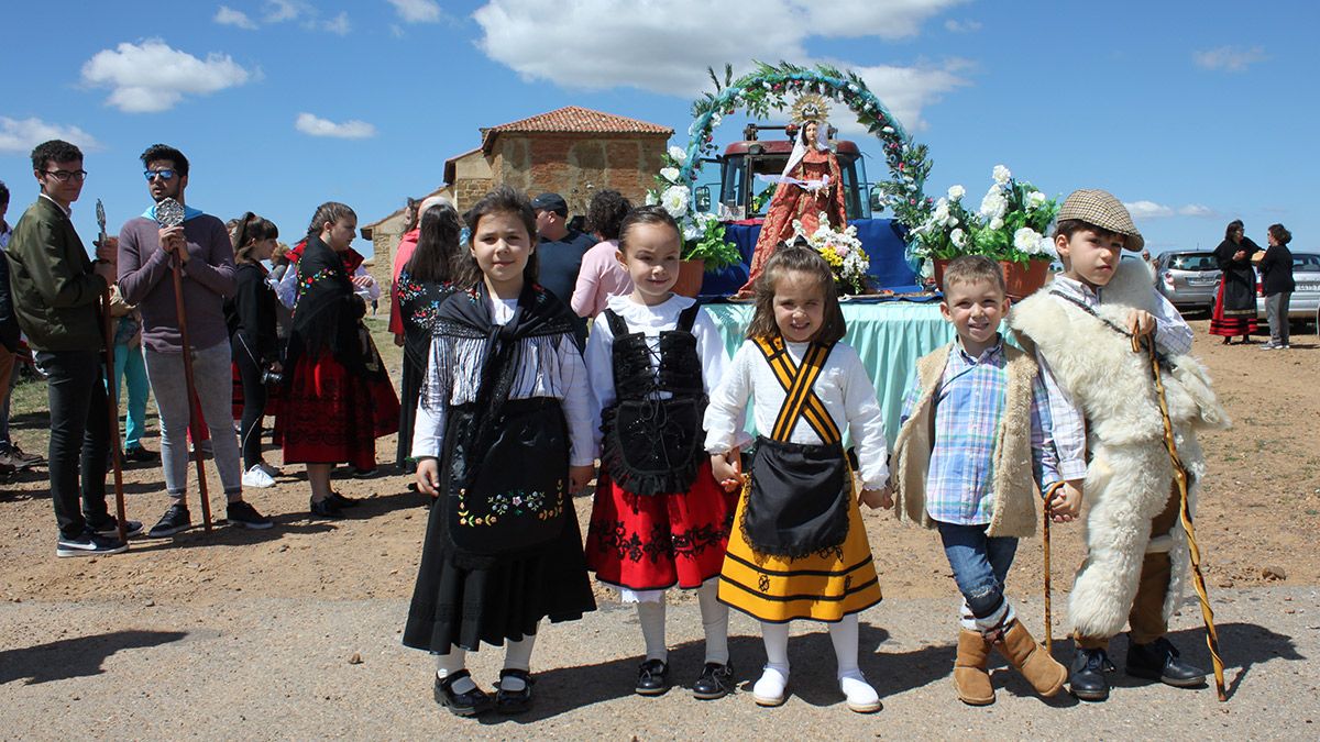 Pequeños zagales y pastoras este viernes ante la Virgen del Rosario en el Otero. | T.G.