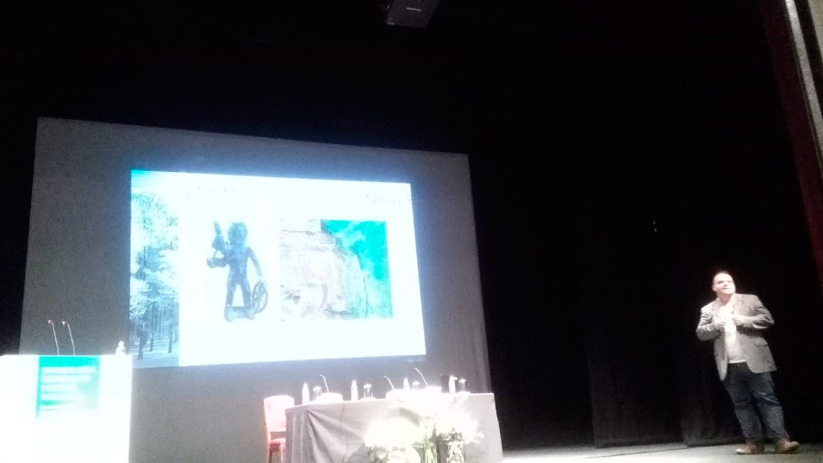 El cabreirés Iván M. Lobo en un momento de su ponencia en Segovia. | L.N.C.