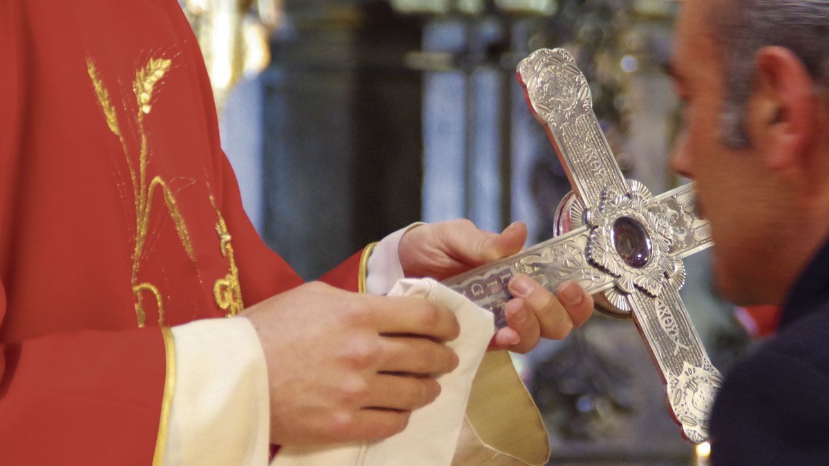 El Lignum Crucis de Minerva fue venerado al término de la eucaristía en San Martín. | L.N.C.