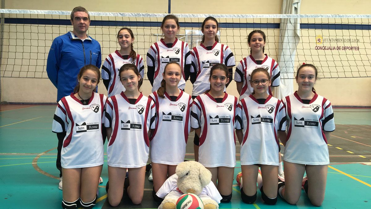 Equipo infantil femenino de voleibol del colegio La Asunción. | L.N.C.