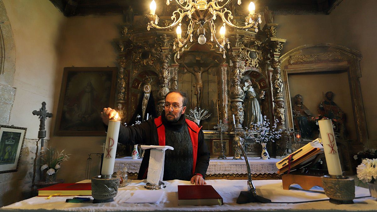 Vicente Miguélez, sacerdote en la comarca de la Carballeda, enciende las velas al inicio del servicio religioso en Villalverde. | ICAL