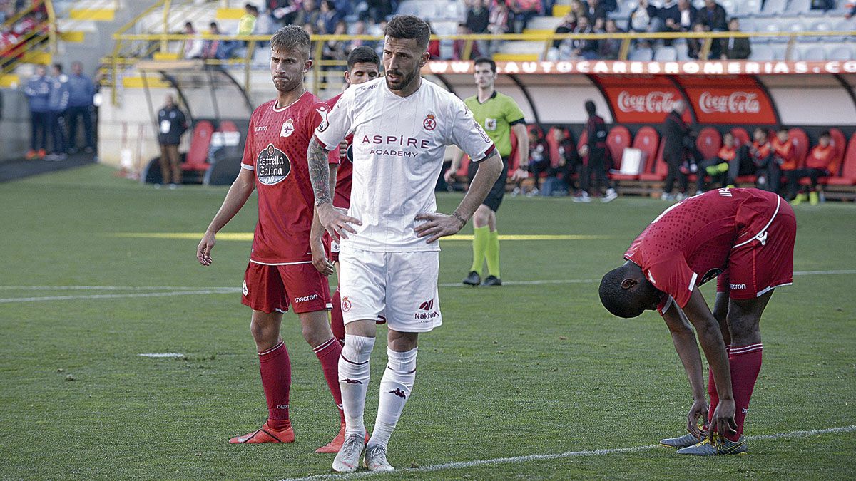 El delantero de la Cultural Dioni, entre jugadores del Deportivo B durante el partido del sábado. | MAURICIO PEÑA