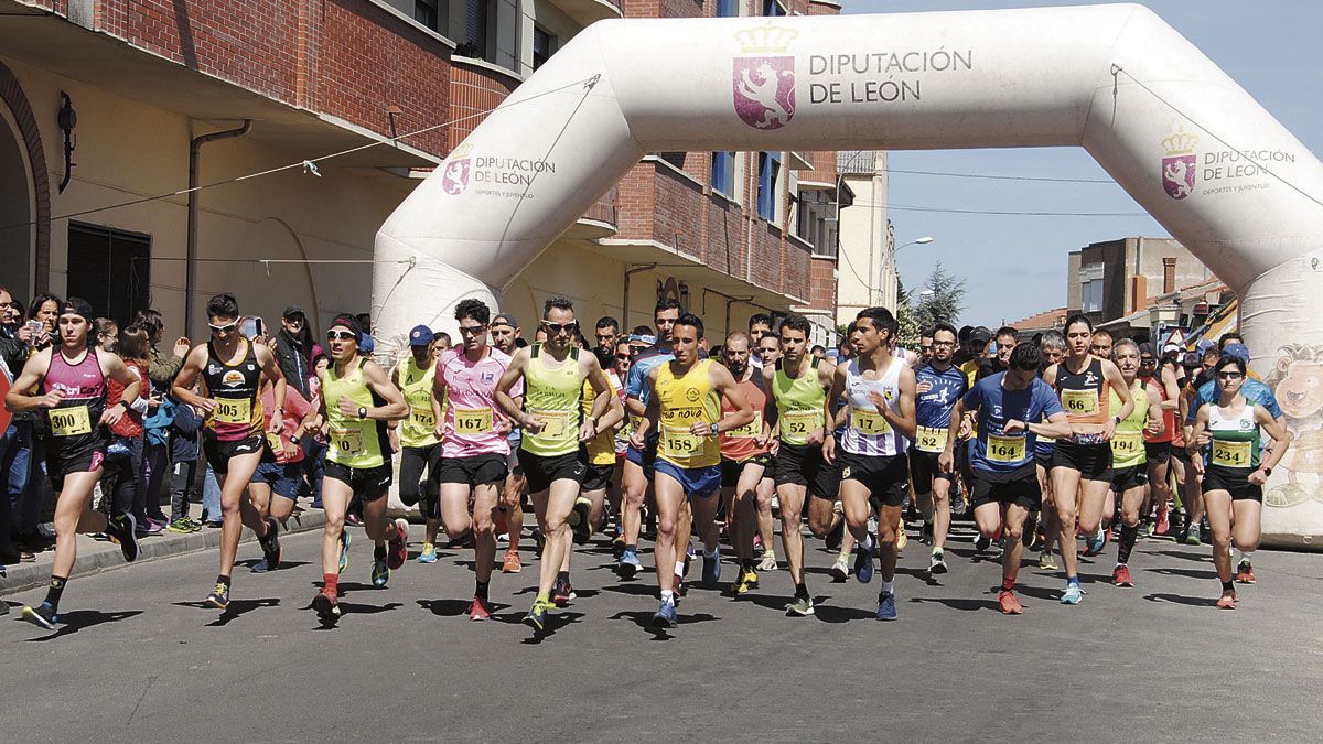 La carrera organizada por la parroquia bañezana de El Salvador tuvo a 200 corredores en la categoría estrella. | ABAJO