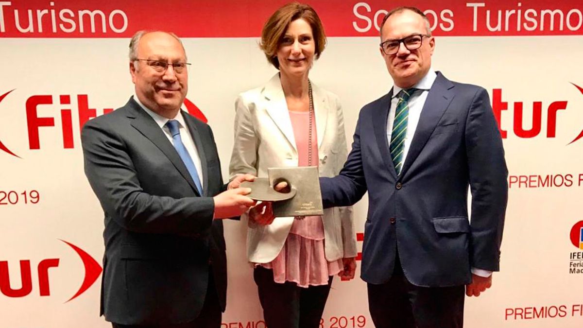 Un momento de la recogida del premio a la Cueva de Valporquero. | L.N.C.