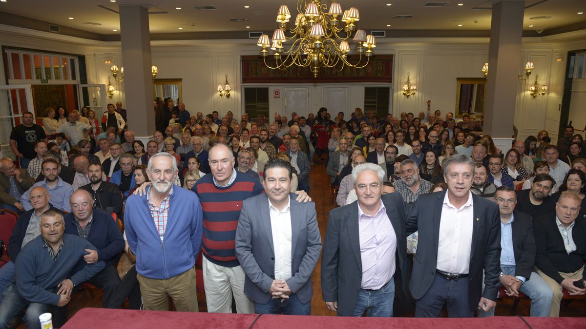 Los responsables de UPL con los asistentes a este acto del partido en León. | MAURICIO PEÑA