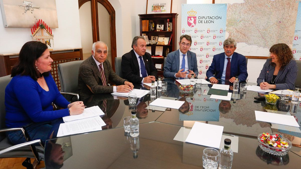Reunión entre representantes de la Diputación y la Universidad de León. | ICAL