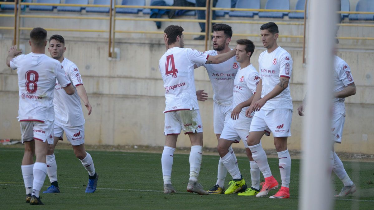 Los jugadores de la Cultural celebran un gol ante el Deportivo B. | MAURICIO PEÑA