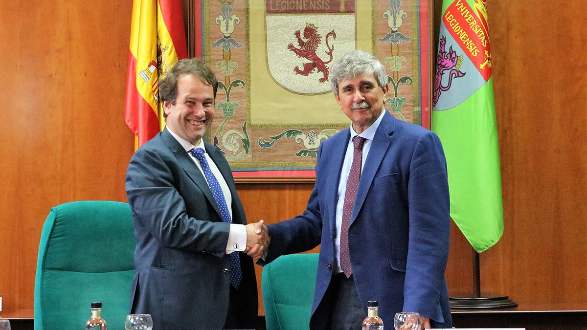 Francisco García Marín y David Pascual Portela, en la firma del convenio. | L.N.C.