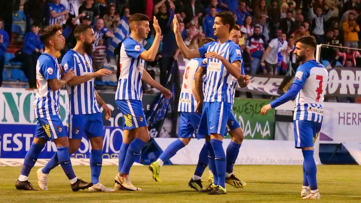 Los jugadores de la Deportiva celebran un gol ante el Internacional en el último partido en El Toralín. | F.L.P.