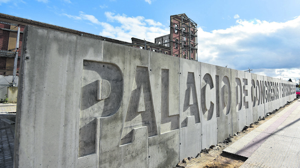 El Palacio de Congresos supondrá la rehabilitación de la azucarera. | SAÚL ARÉN