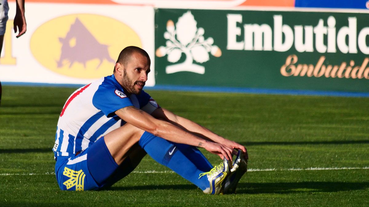 Yuri se duele de un golpe durante un partido en El Toralín. | FRANCISCO L. POZO