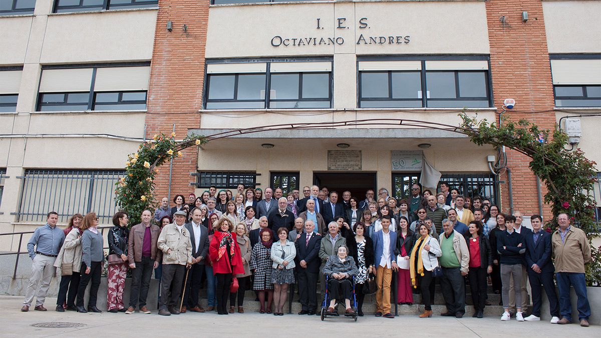 Foto de familia de los asistentes a la celebración del 50º aniversario de la apertura del IES Octaviano Andrés. | T.G.