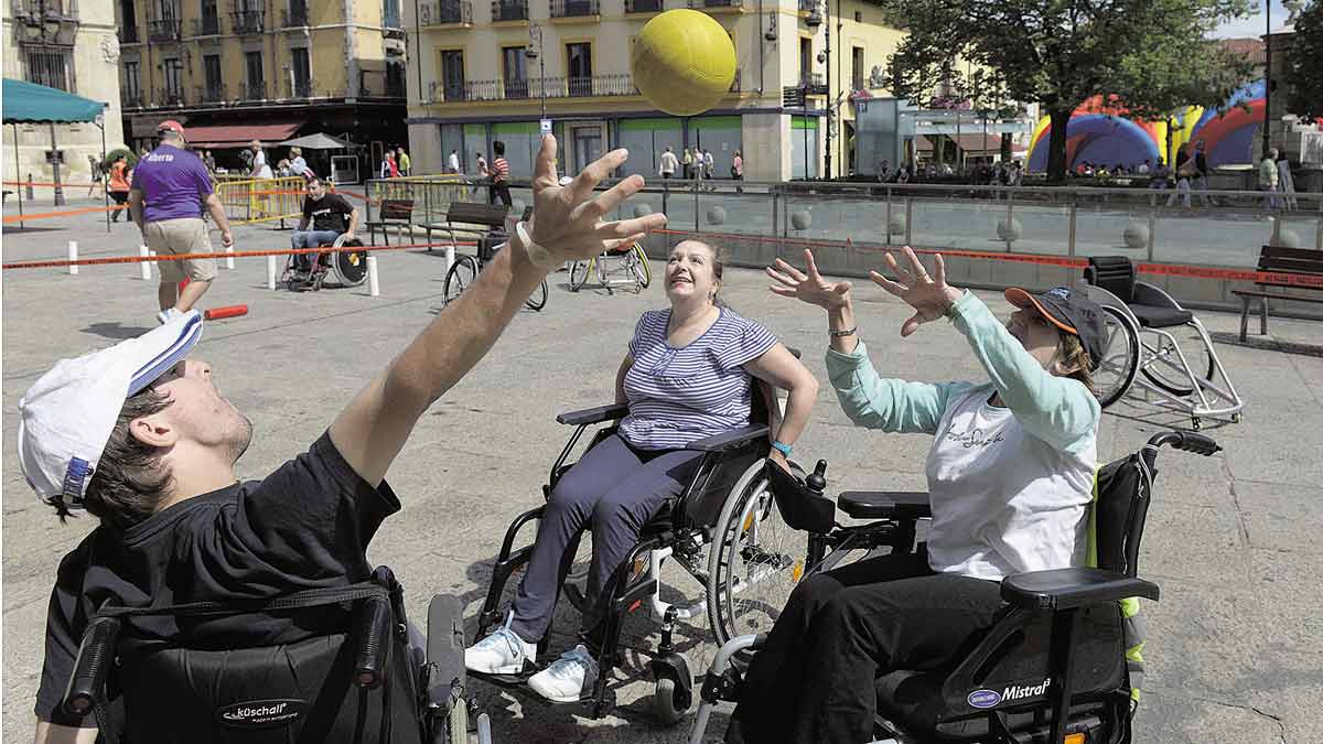 El baloncesto fue una de las actividades que más seguidores tuvo ayer en la plaza de Botines. | MAURICIO PEÑA