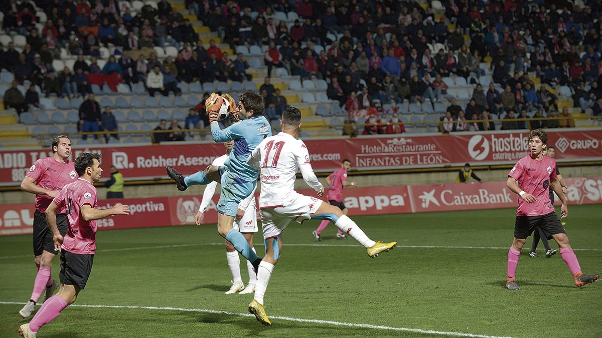 Irureta busca un balón aéreo en el choque en el Reino de León. | MAURICIO PEÑA Irureta busca un balón aéreo en el choque en el Reino de León. | MAURICIO PEÑA