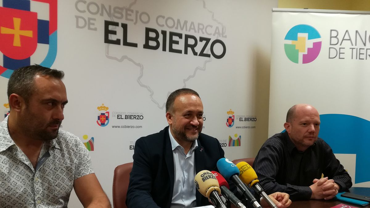 Presentación de las nuevas rutas en el Consejo Comarcal. | M.I.