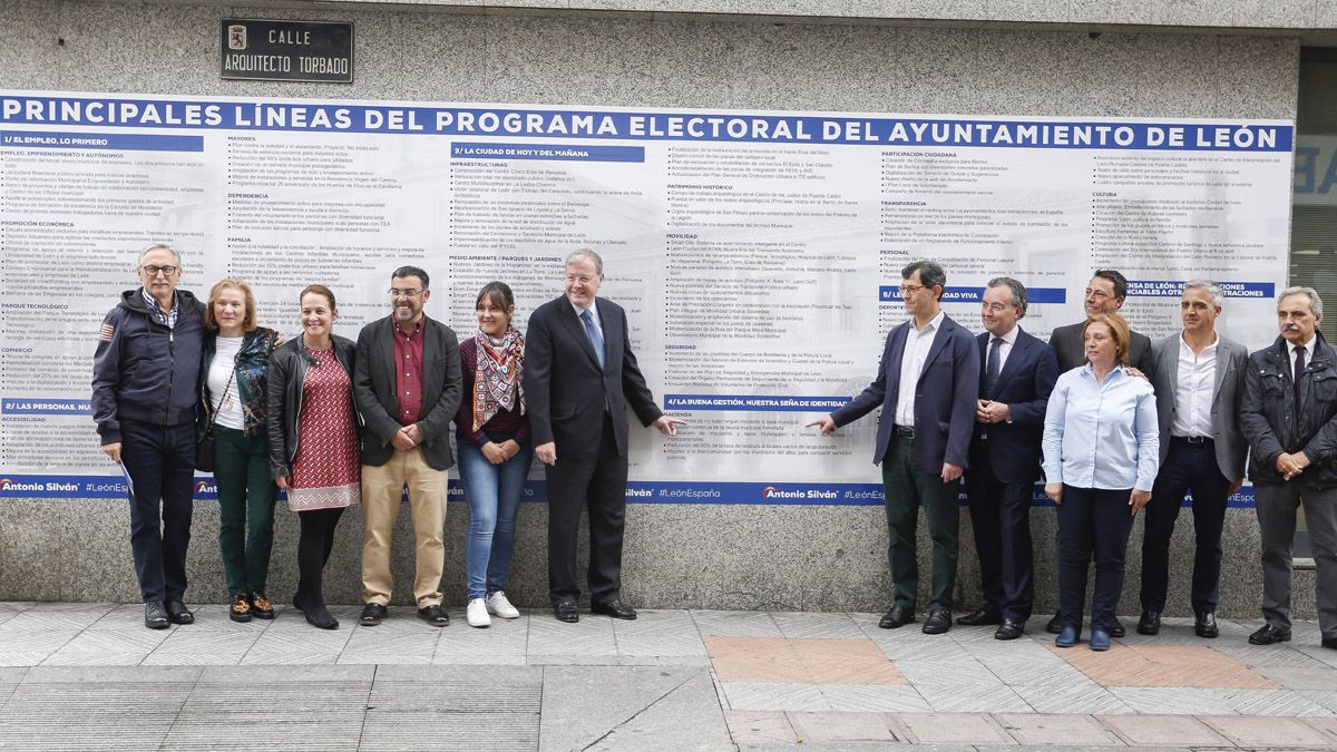 Silván ha presentado su programa arropado por una amplia representación de su candidatura. CARLOS S. CAMPILLO (ICAL)