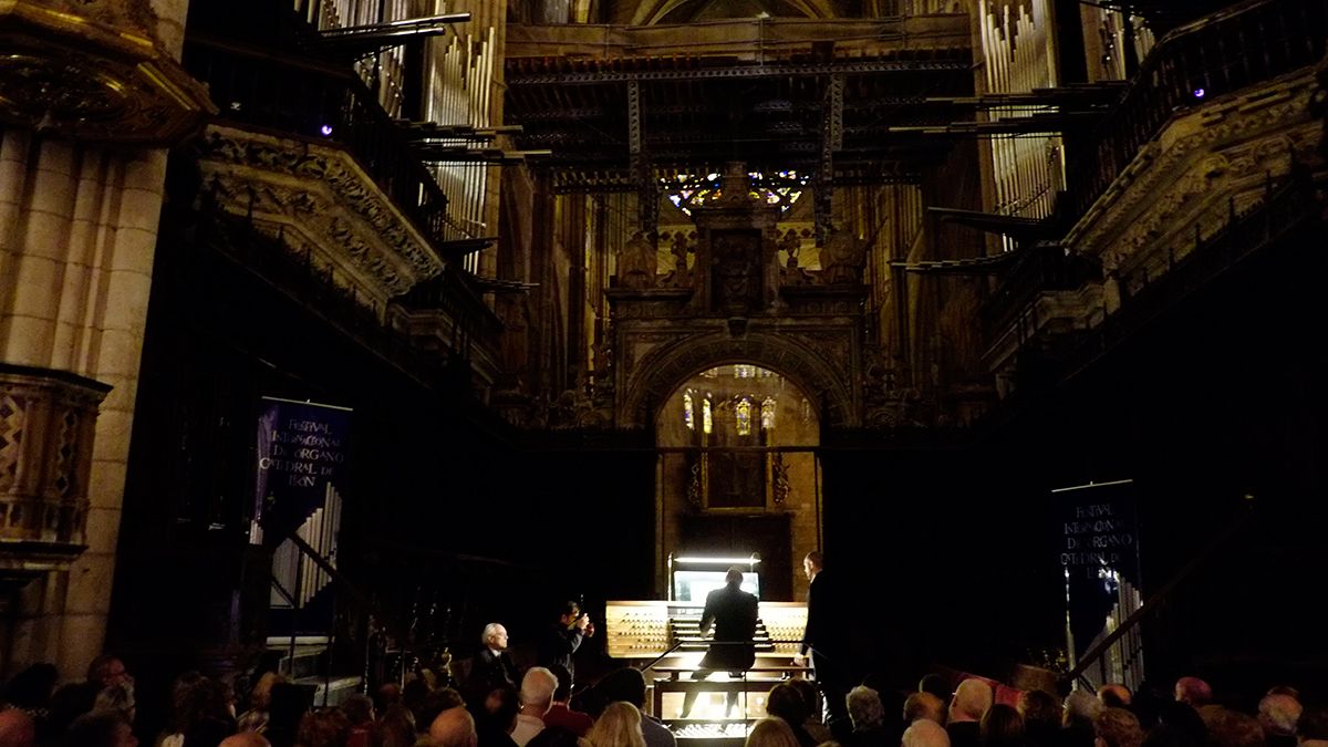 Un concierto de órgano en la Catedral de León. | DANIEL MARTÍN Un concierto de órgano en la Catedral de León. | DANIEL MARTÍN