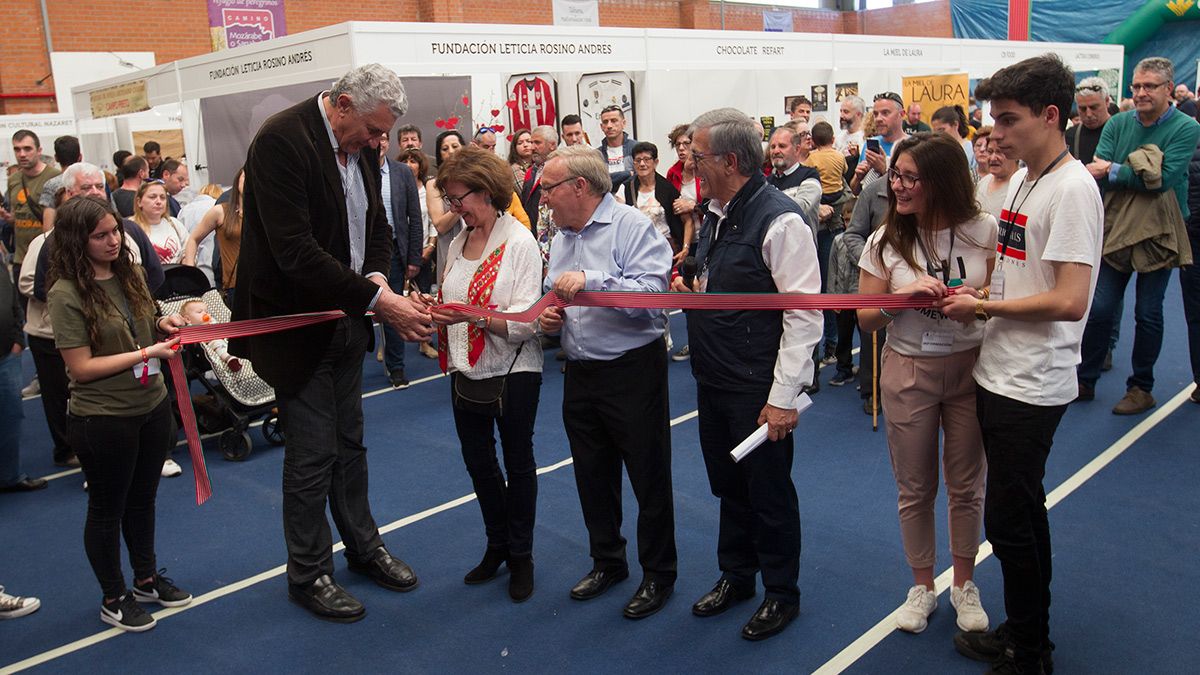 El exbaloncestista Fernando Romay inaugura la Feria 'El mundo rural de Leticia Rosino', que se celebra en Tábara (Zamora) los días 11 y 12 de mayo en memoria de la joven asesinada en mayo de 2018 en Castrogonzalo. | IACL