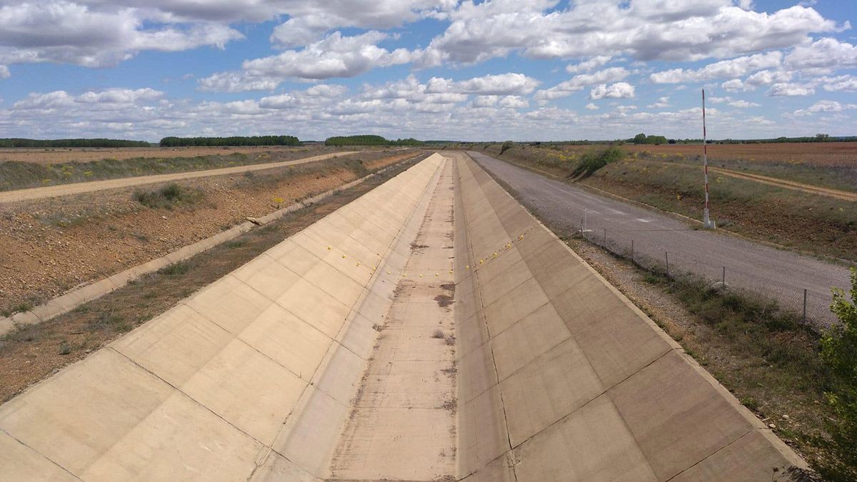 Canal Bajo de Payuelos, totalmente seco la semana pasada. | L.N.C.