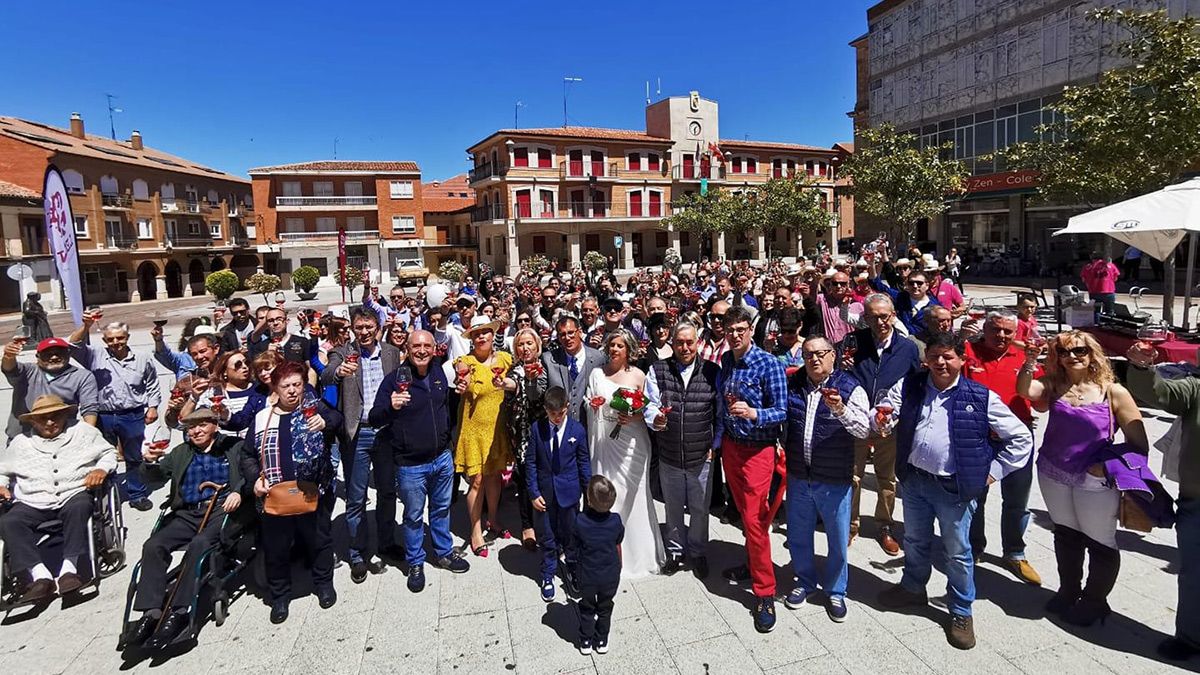 Asistentes al brindis convocado este sábado por DO León en Coyanza. | DO LEÓN