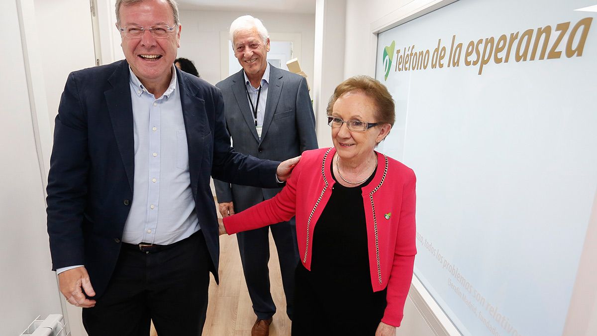 El alcalde de la capital, Antonio Silván asiste a la inauguración de la nueva sede del Teléfono de la Esperanza de León. Junto a él, la directora del centro, Mercedes Martínez. | ICAL