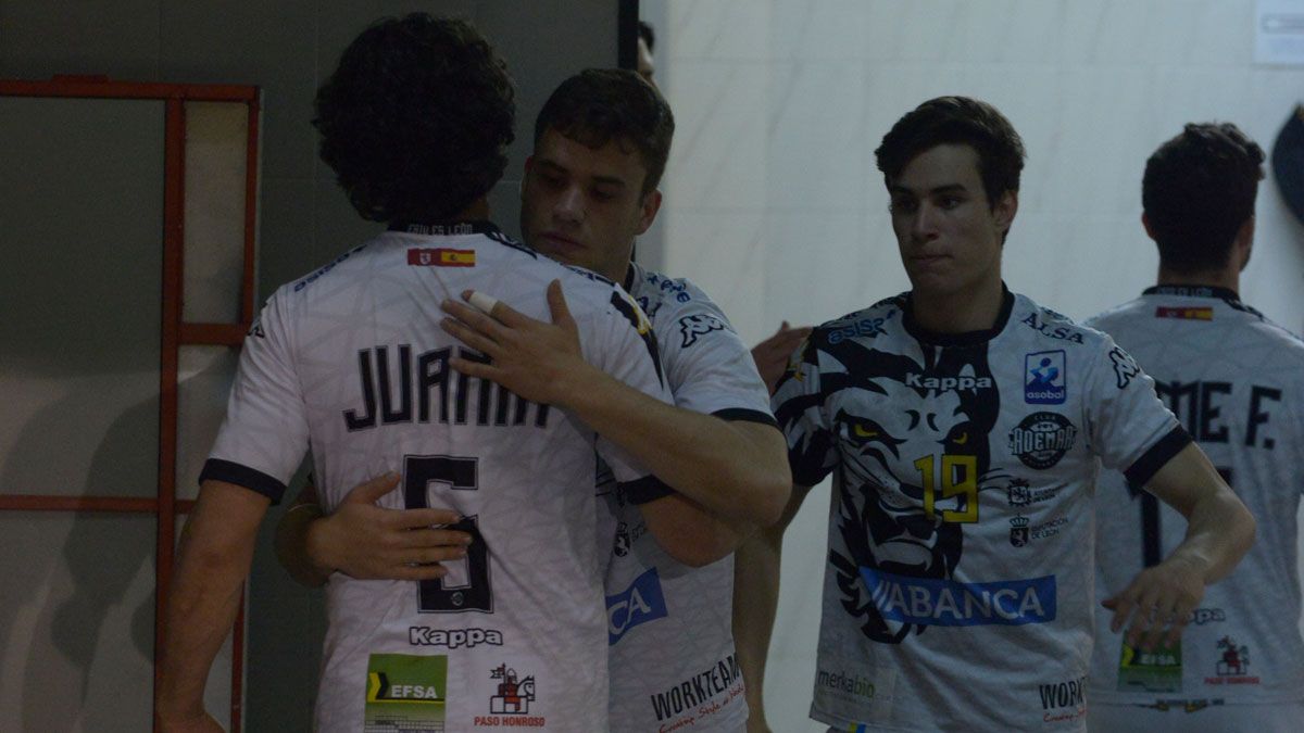 Rodrigo abraza a Juanín ante la mirada de Gonzalo. | MAURICIO PEÑA