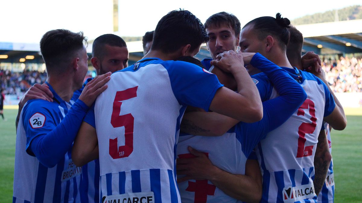 Los jugadores de la Deportiva celebran un gol ante el Internacional. | FRANCISCO L. POZO