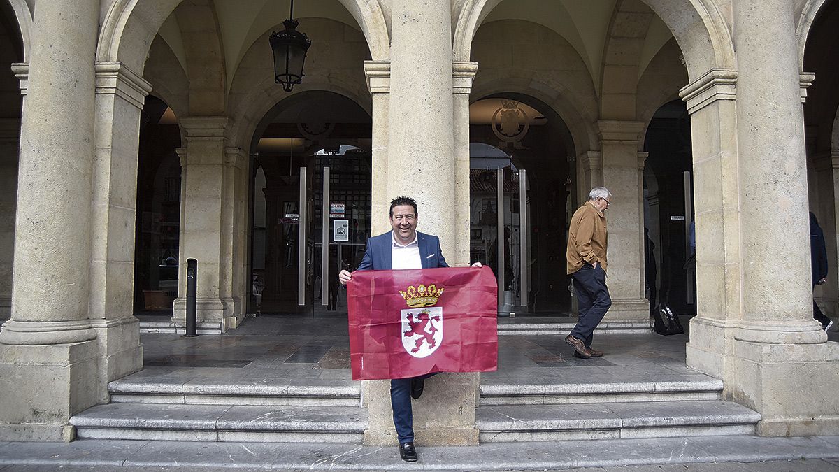 El candidato de UPL a las cortes de Castilla y León, Luis Mariano Santos. | SAÚL ARÉN