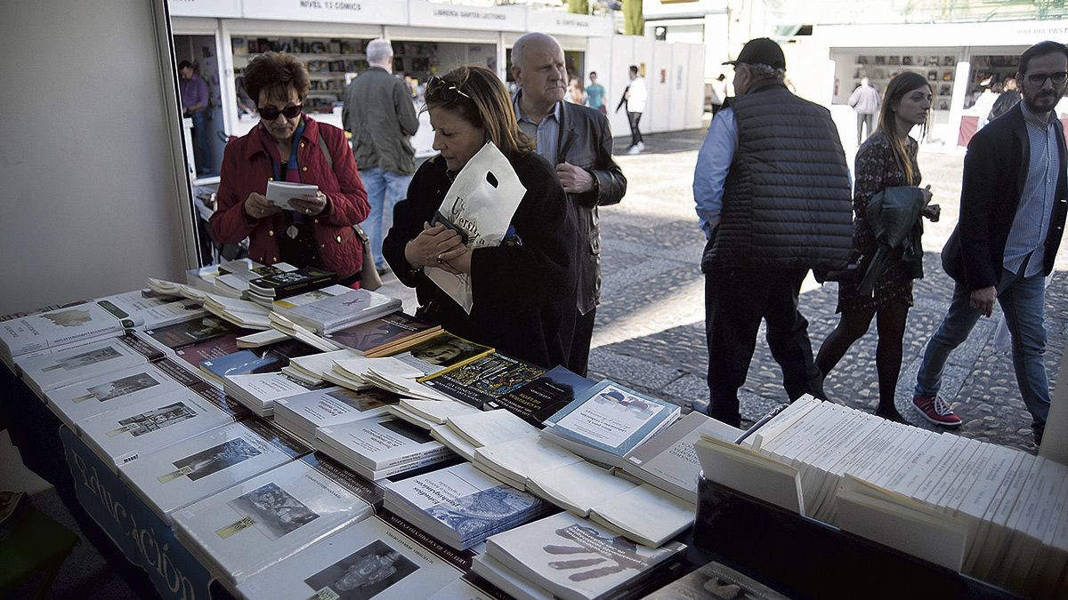 Ambiente en la Feria del Libro en la plaza de San Marcelo de León este sábado. | SAÚL ARÉN