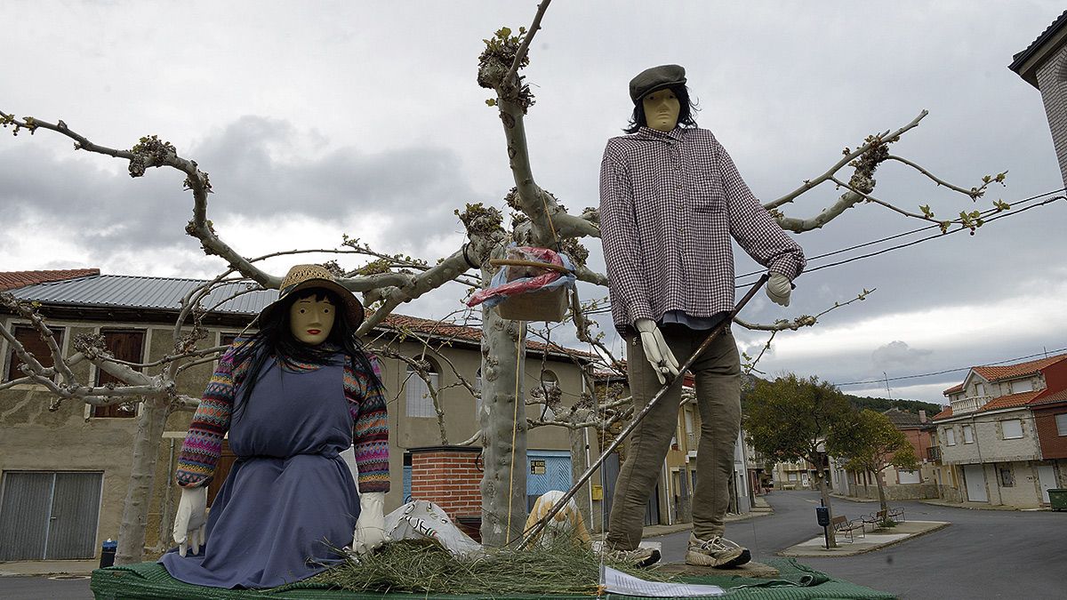 En Torneros de la Valdería recuerdan en su mayo las faenas tradicionales de los meses del otoño y los lugares en los que las realizaban . | MAURICIO PEÑA