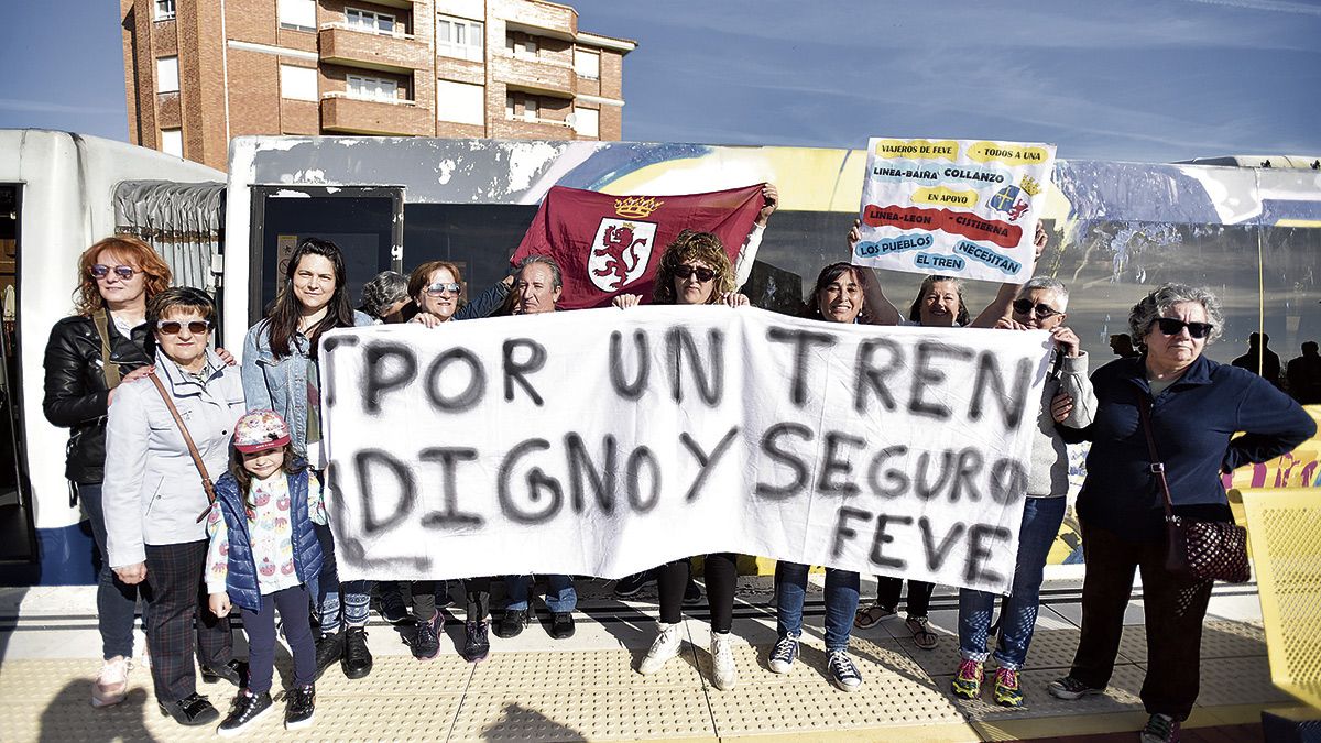 Los participantes en el viaje reivindicativo partieron del apeadero de la Asunción para ir hasta Cistierna. | SAÚL ARÉN Los participantes en el viaje reivindicativo partieron del apeadero de la Asunción para ir hasta Cistierna. | SAÚL ARÉN