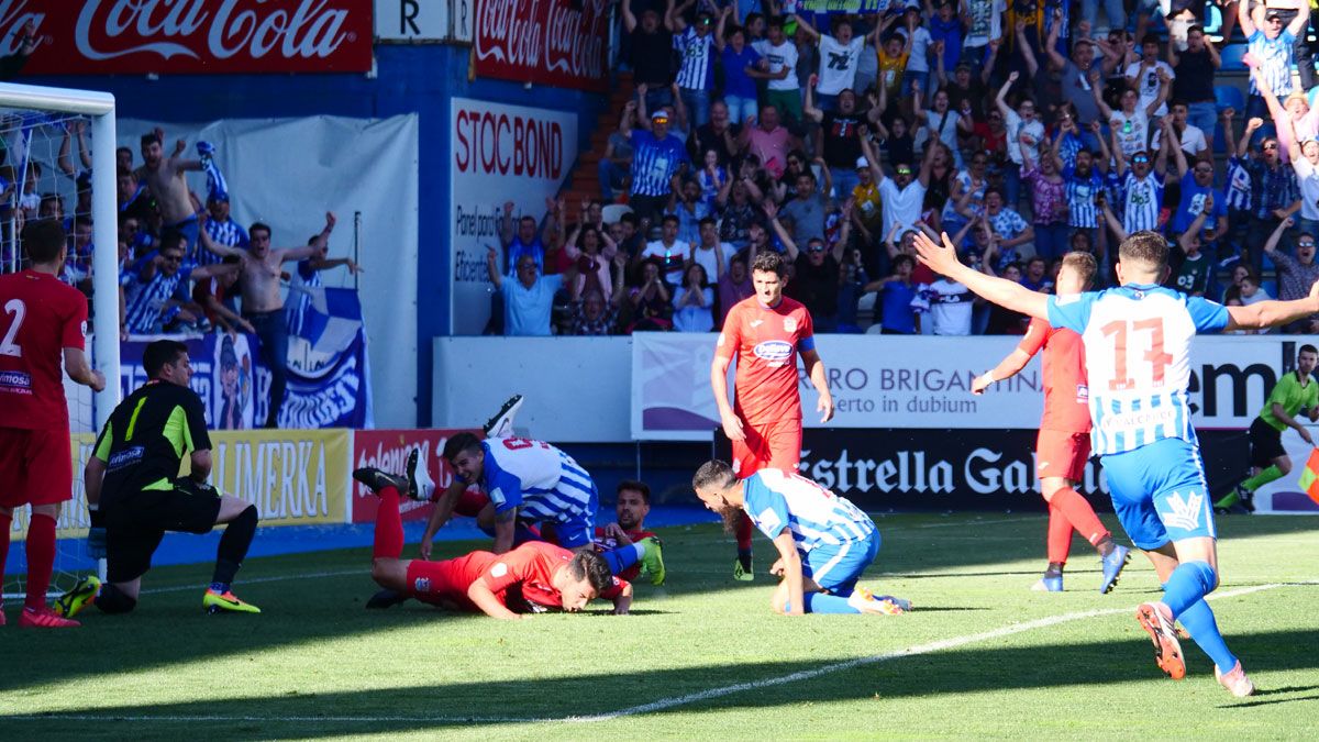 Bravo se lanzó con todo para rematar el balón que supuso el triunfo. | FRANCISCO L. POZO