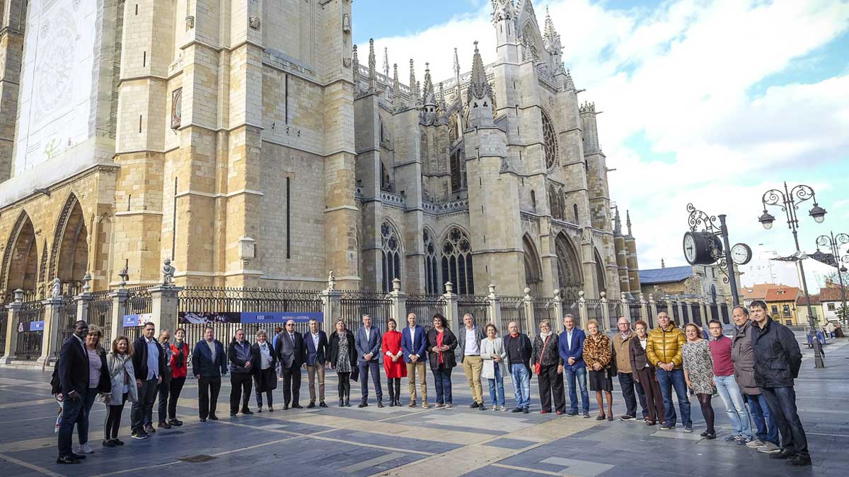 Los candidatos del PSOE al Ayuntamiento de León posan ante la Catedral. | L.N.C.