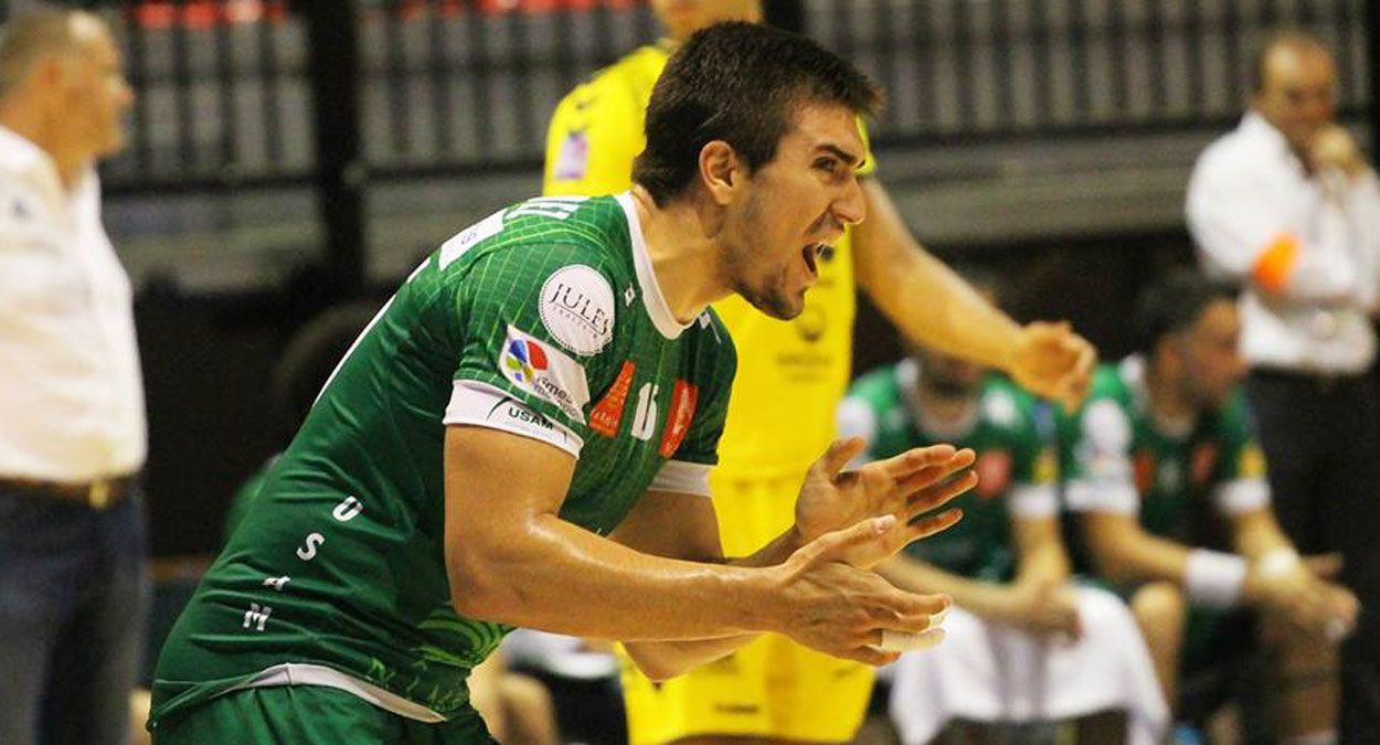 Juanjo Fernández celebra un gol con la camiseta del Nimes. | HANDZONE