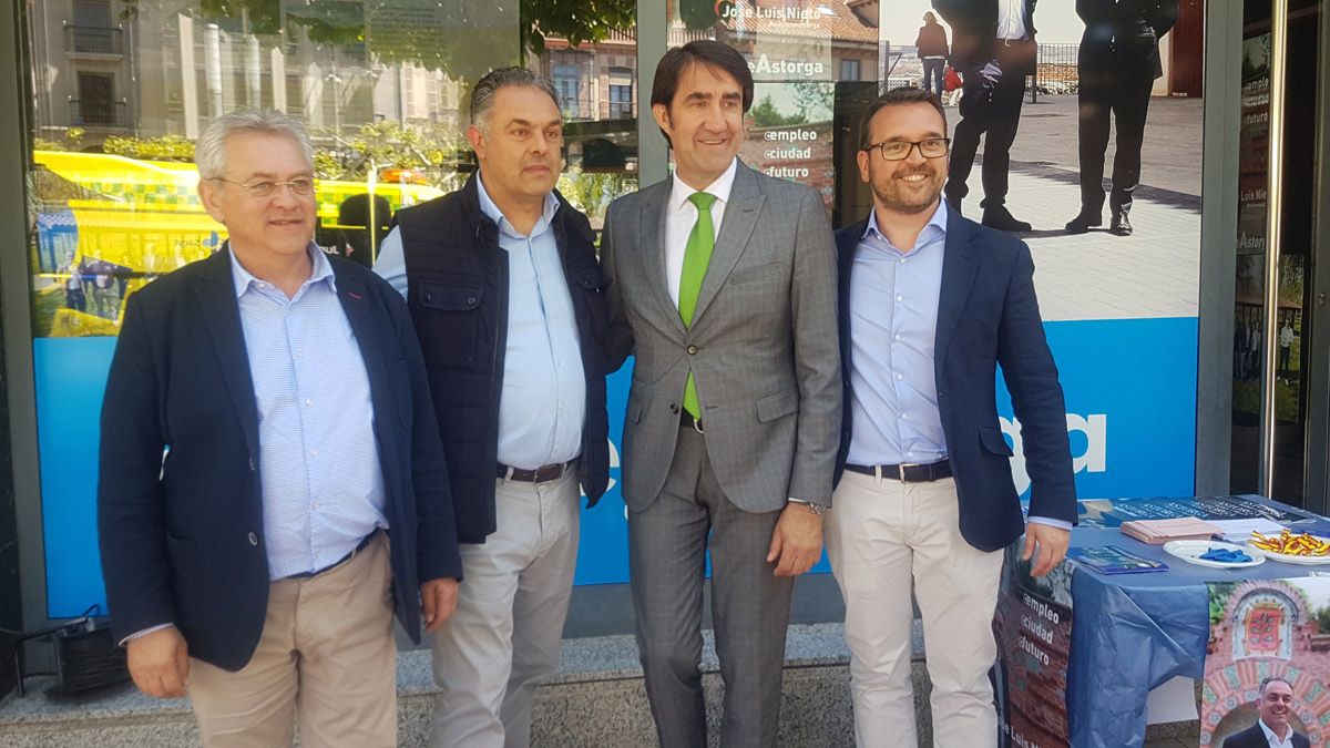 Candidatos municipales y autonómicos del Partido Popular presentaron ayer el proyecto para Astorga. | L.N.C.